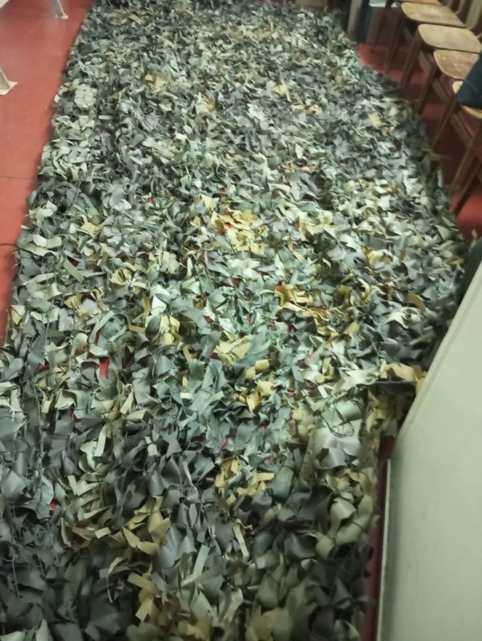 В Тверской области женщины плетут маскировочные сети рекордными темпами В Тверской области женщины плетут маскировочные сети рекордными темпами