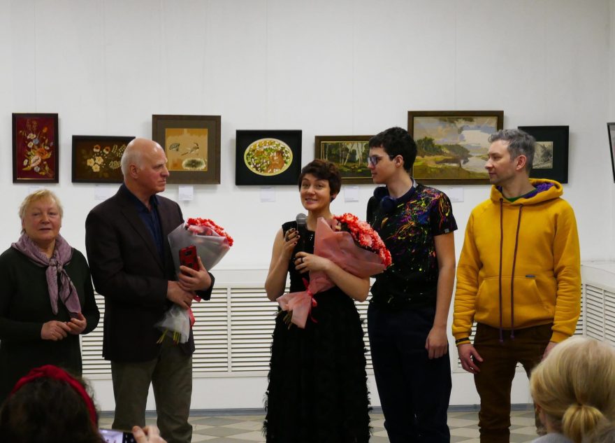 Ёлочные игрушки и вышитые картины: в Вышнем Волочке открылись новые выставки