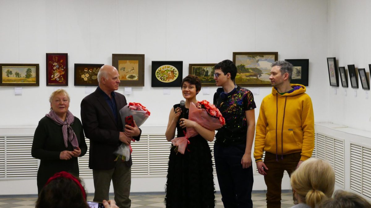 Ёлочные игрушки и вышитые картины: в Вышнем Волочке открылись новые выставки