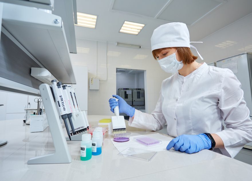 Специалисты Тверской испытательной лаборатории исключили бешенство у принадлежавшей жительнице Твери собаки