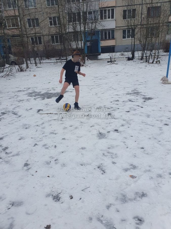 В Твери молодой человек вышел играть в футбол полуголым посреди зимы