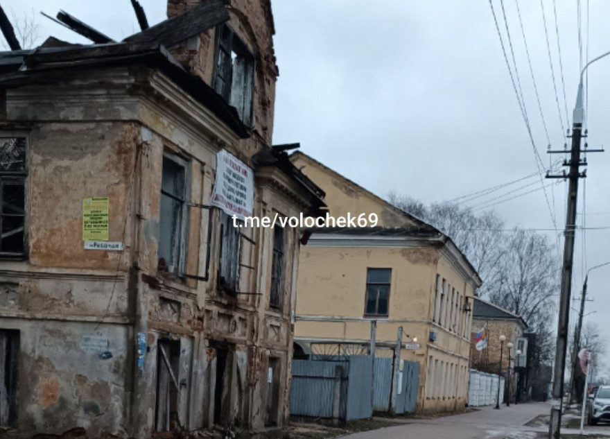 В Тверской области на пешеходов в любой момент может рухнуть дом В Тверской области на пешеходов в любой момент может рухнуть дом