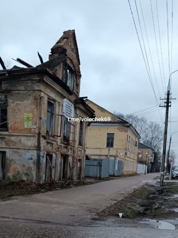 В Тверской области на пешеходов в любой момент может рухнуть дом
