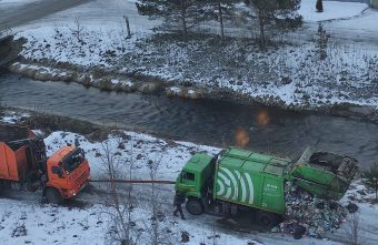 В Твери мусоровоз разбросал мусор, чтобы выехать из ямы В Твери мусоровоз разбросал мусор, чтобы выехать из ямы