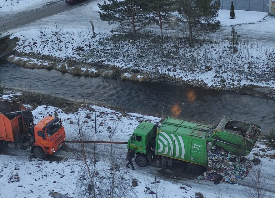 В Твери мусоровоз разбросал мусор, чтобы выехать из ямы