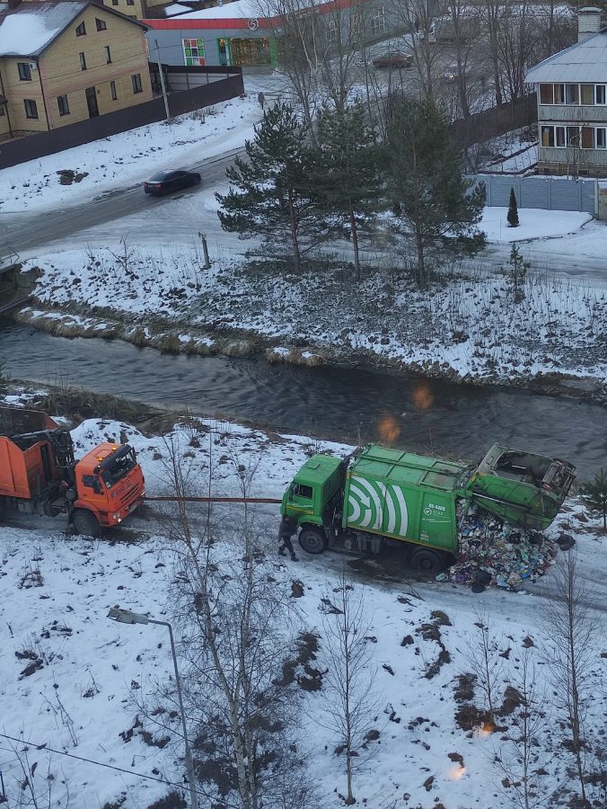 В Твери мусоровоз разбросал мусор, чтобы выехать из ямы