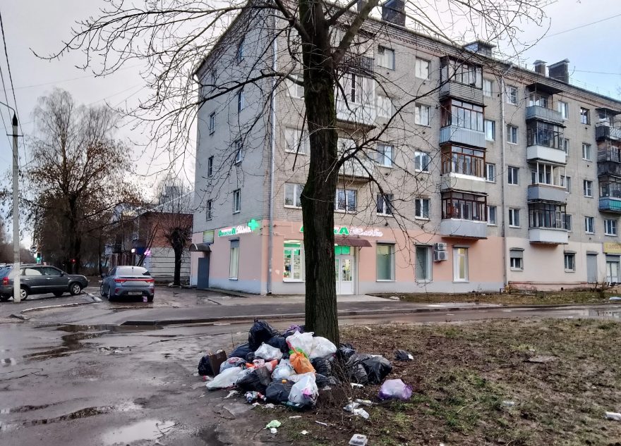 Суровые жители Твери складывают под дерево не подарки, а мусор Суровые жители Твери складывают под дерево не подарки, а мусор