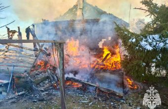 В Тверской области загорелся двухквартирный жилой дом