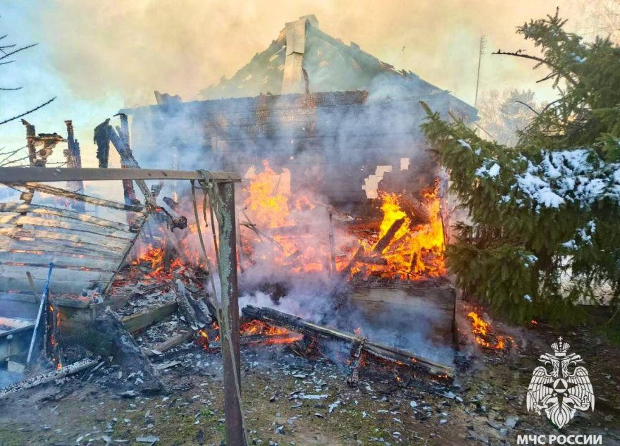 В Тверской области загорелся двухквартирный жилой дом