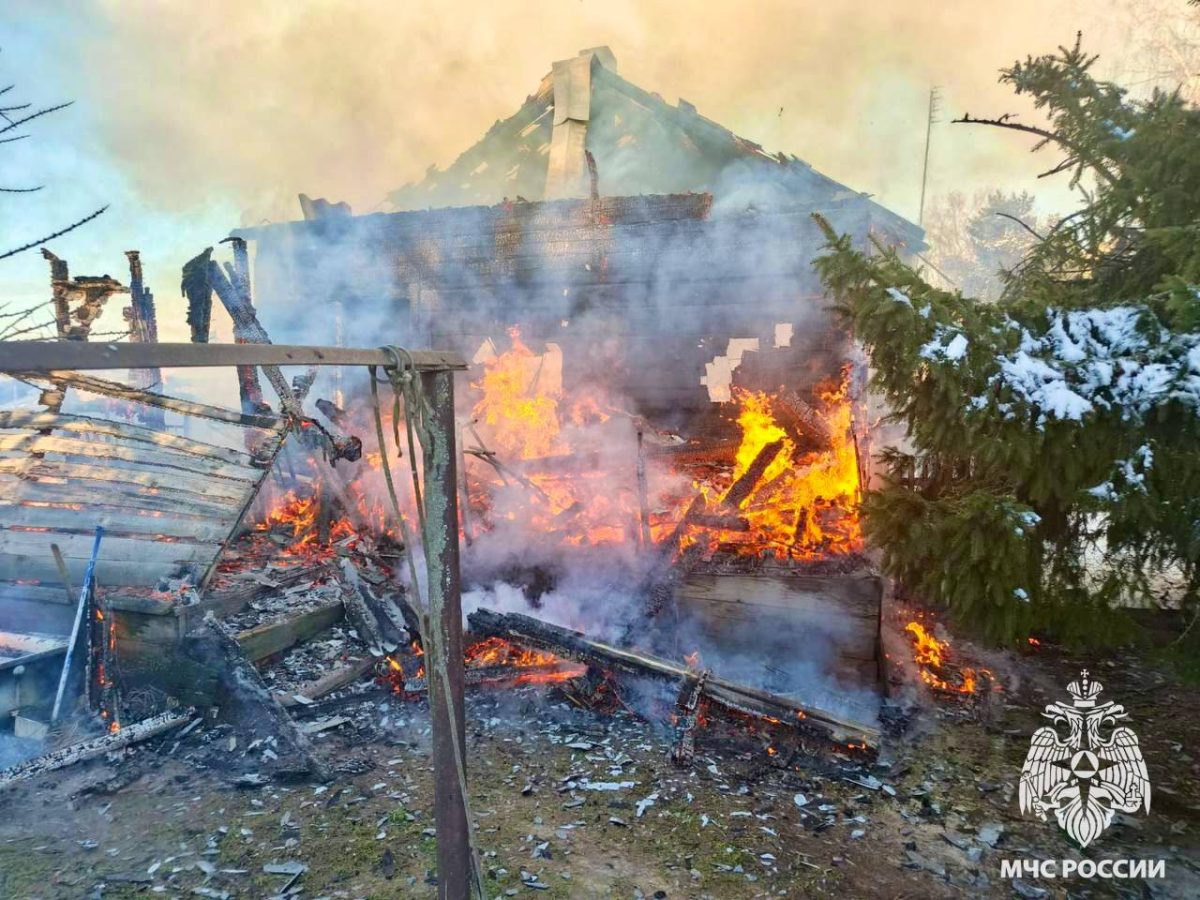 В Тверской области загорелся двухквартирный жилой дом