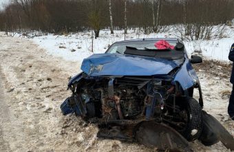 В Тверской области Рено врезался в дерево В Тверской области Рено врезался в дерево