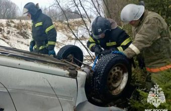 В Тверской области сотрудники МЧС спасали людей из перевернутого автомобиля В Тверской области сотрудники МЧС спасали людей из перевернутого автомобиля