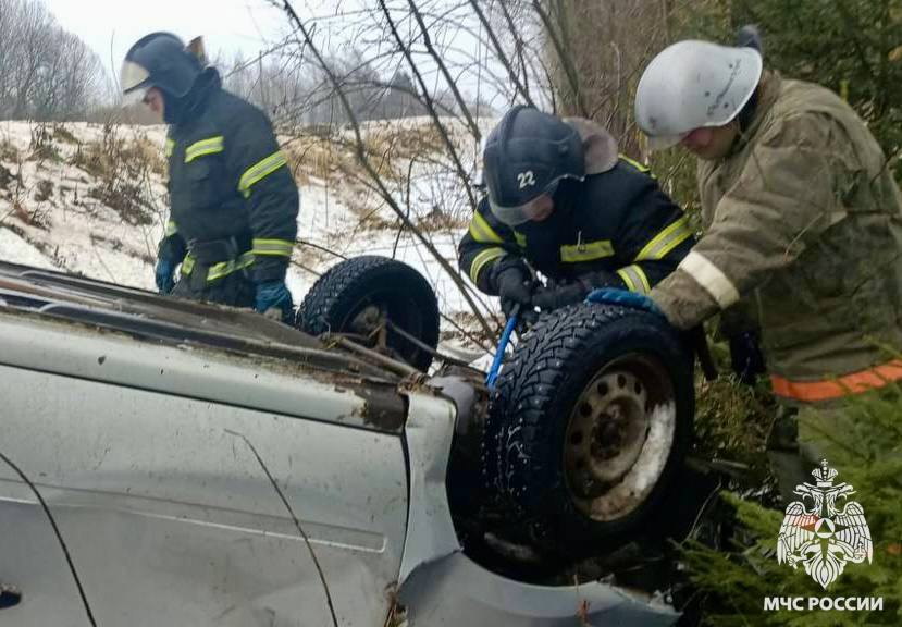 В Тверской области сотрудники МЧС спасали людей из перевернутого автомобиля
