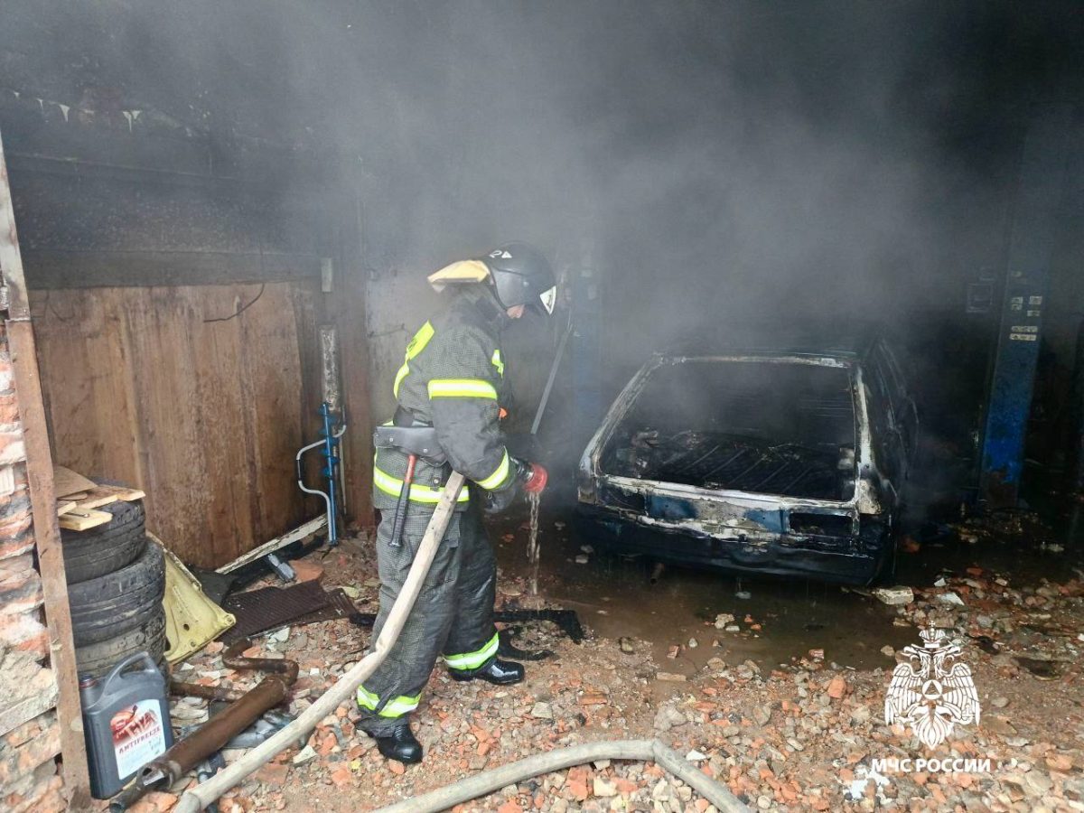 В Тверской области в гараже сгорел автомобиль