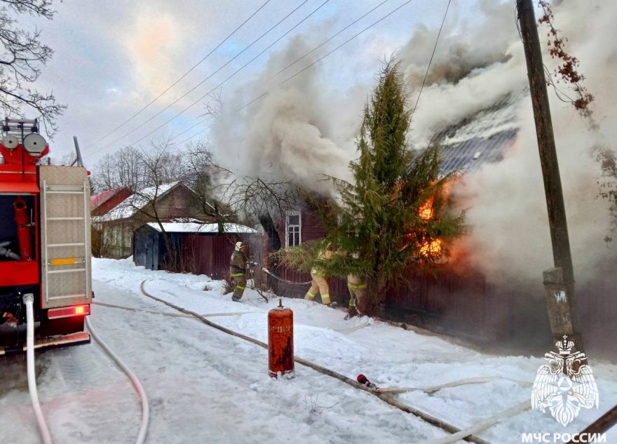 В Тверской области огнеборцы спасли от пожара жилой дом