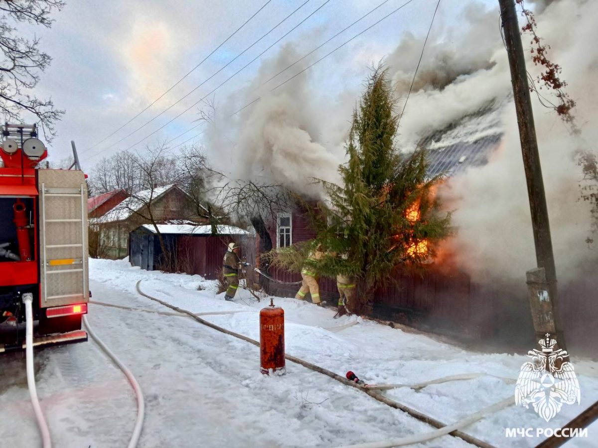В Тверской области огнеборцы спасли от пожара жилой дом