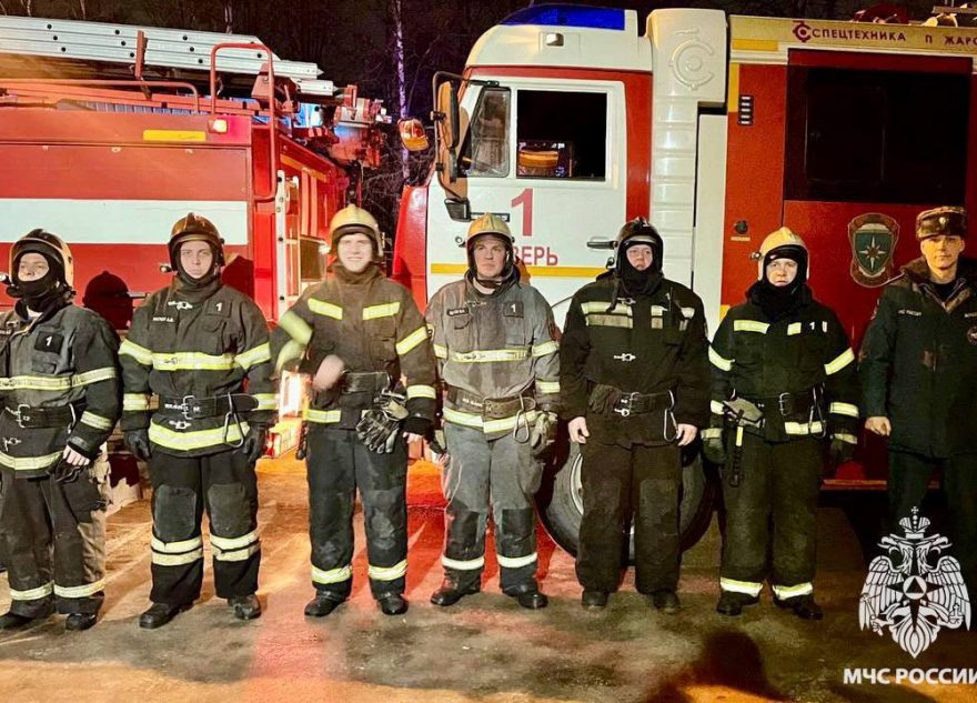 В Твери из горящей квартиры спасли мужчину