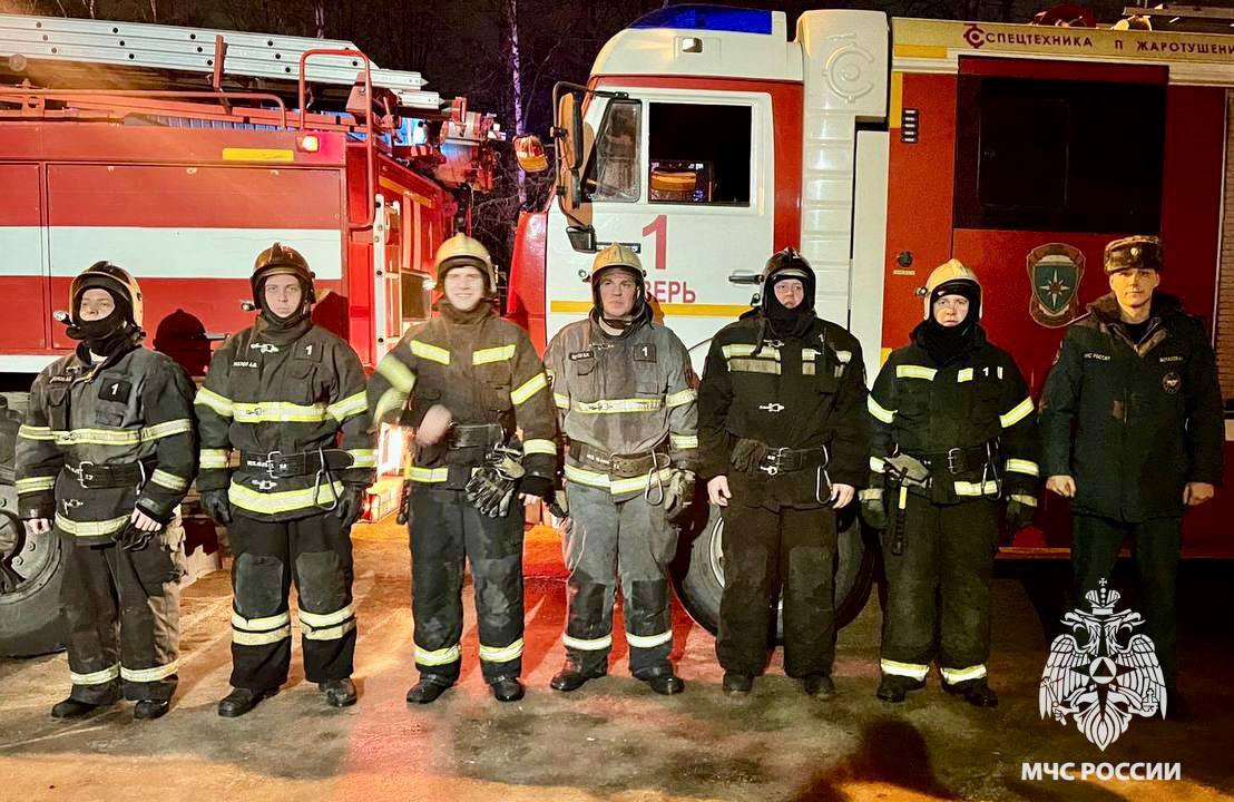 В Твери из горящей квартиры спасли мужчину В Твери из горящей квартиры спасли мужчину