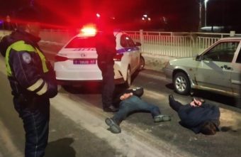 В Тверской области задержали мужчин, которые массово воровали колбасу из грузовиков В Тверской области задержали мужчин, которые массово воровали колбасу из грузовиков