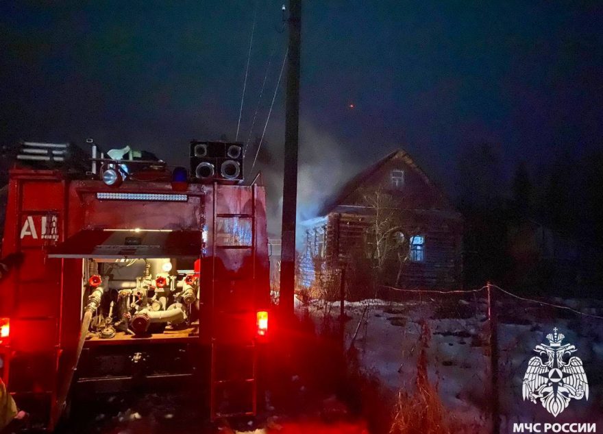 В Тверской области в полночь загорелся жилой дом