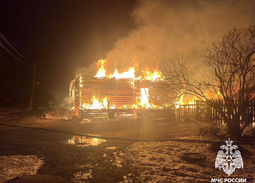 В Тверской области ночью пожар полностью уничтожил дом