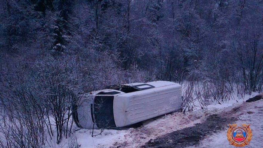 В Тверской области перевернулся микроавтобус