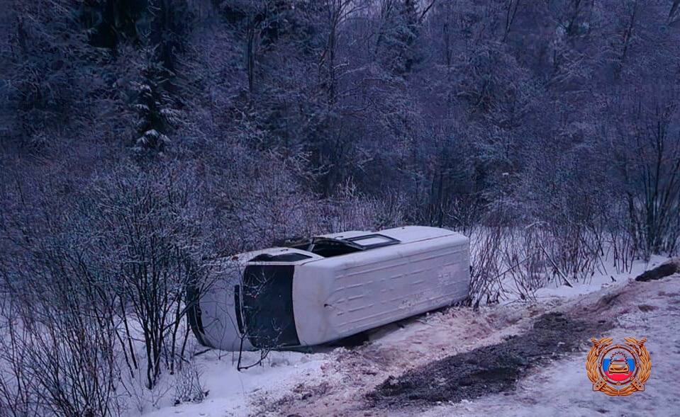 В Тверской области перевернулся микроавтобус