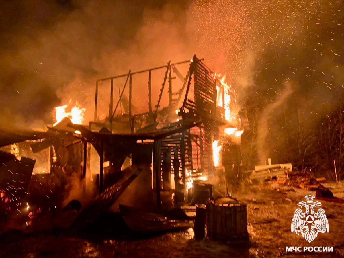 В Тверской области целую ночь тушили пожар в жилом доме