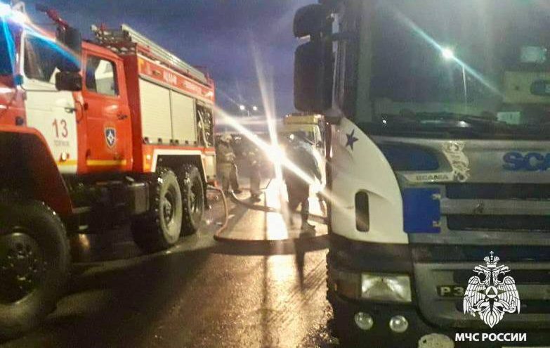 На трассе М-11 в Тверской области загорелся автовоз