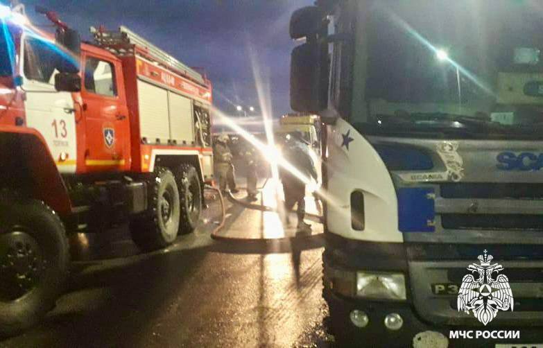 На трассе М-11 в Тверской области загорелся автовоз