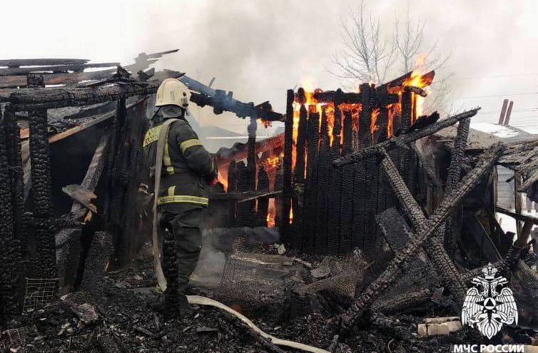 Под Тверью пожарные не дали распространиться огню на дома