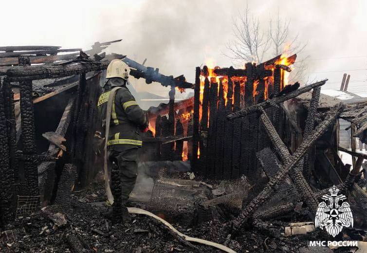 Под Тверью пожарные не дали распространиться огню на дома Под Тверью пожарные не дали распространиться огню на дома