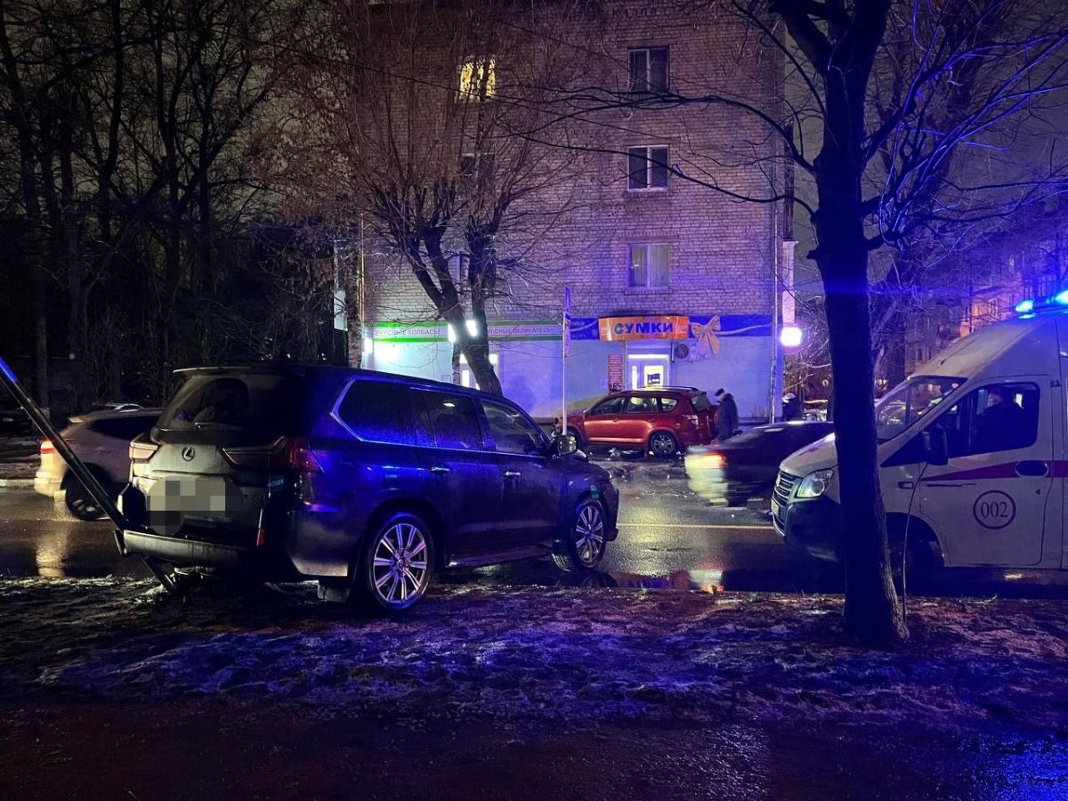 В Твери Тойота сбила подростка на переходе и врезалась в другую машину В Твери Тойота сбила подростка на переходе и врезалась в другую машину