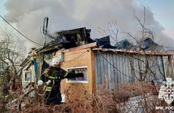 Под Тверью пожарные тушили дачный дом Под Тверью пожарные тушили дачный дом