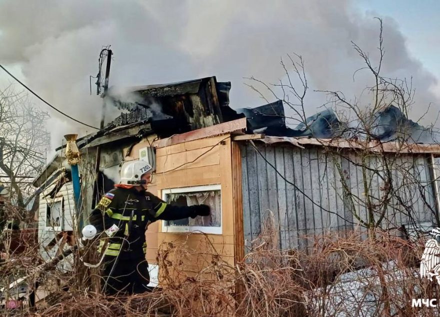 Под Тверью пожарные тушили дачный дом