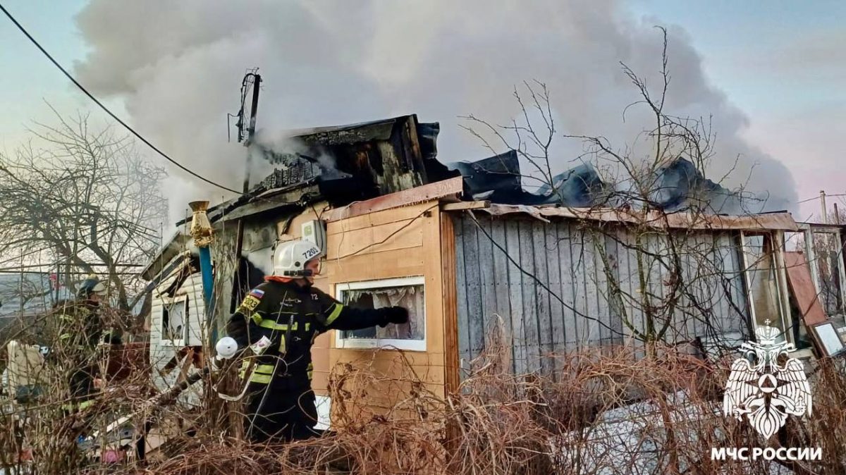 Под Тверью пожарные тушили дачный дом