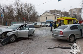 Пожарные ликвидировали последствия ДТП в Твери Пожарные ликвидировали последствия ДТП в Твери