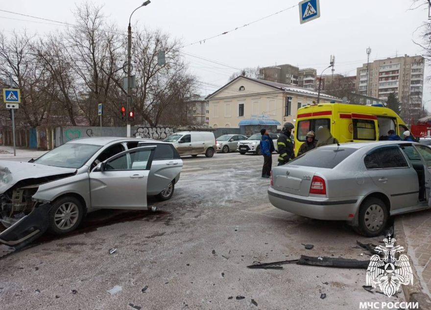 Пожарные ликвидировали последствия ДТП в Твери