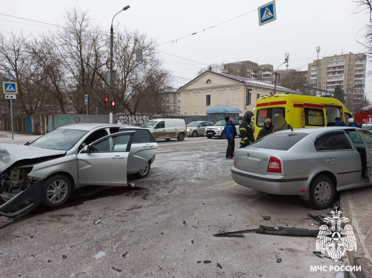 Пожарные ликвидировали последствия ДТП в Твери