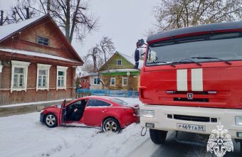 В Твери огнеборцы МЧС помогли автомобилисту, улетевшему с дороги В Твери огнеборцы МЧС помогли автомобилисту, улетевшему с дороги
