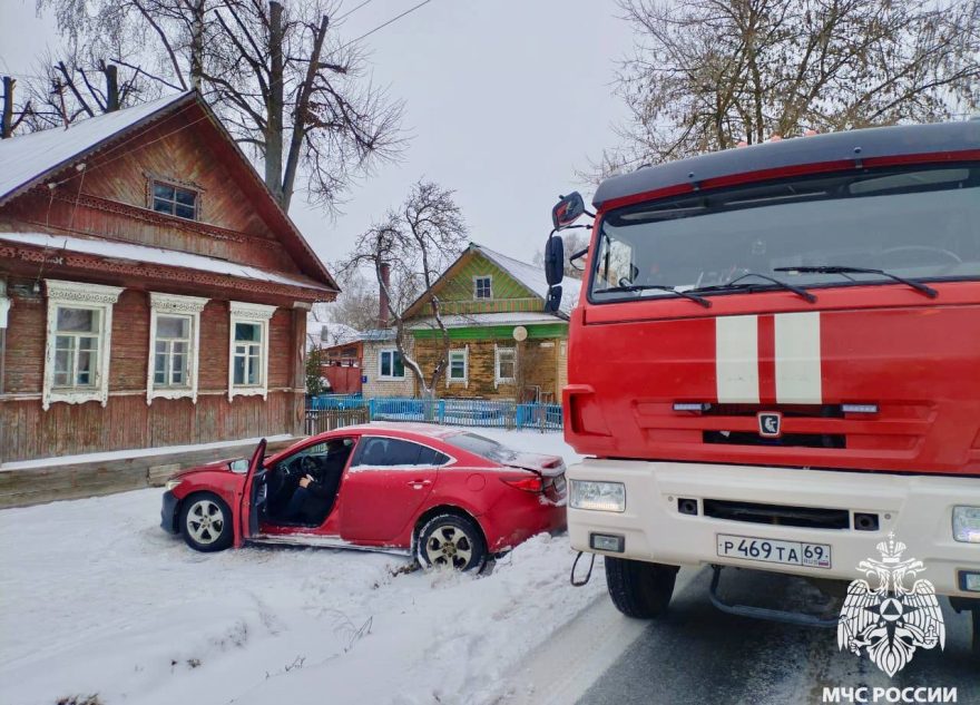В Твери огнеборцы МЧС помогли автомобилисту, улетевшему с дороги В Твери огнеборцы МЧС помогли автомобилисту, улетевшему с дороги