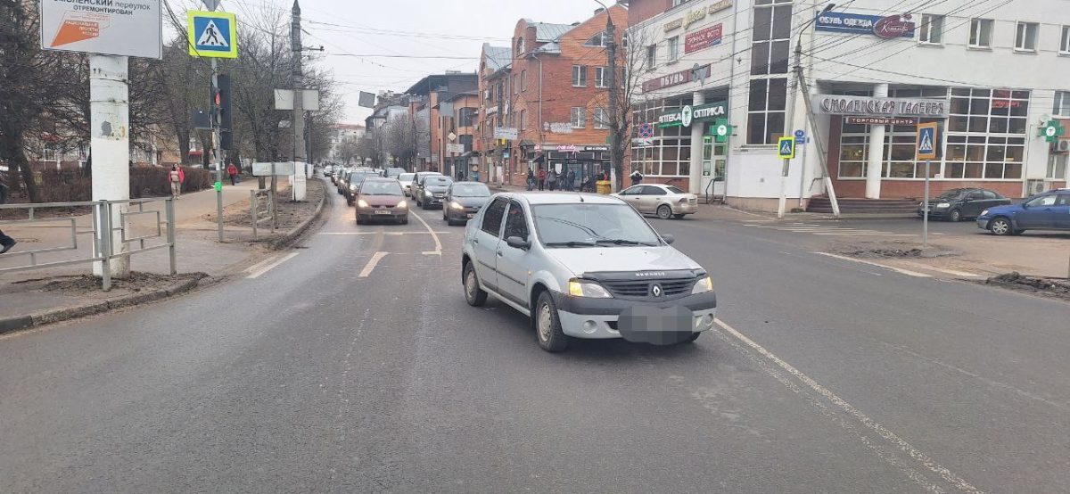 В Твери пожилая женщина побежала на "красный" и оказалась под машиной