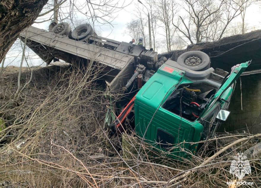 В Твери перевернулся грузовой автомобиль