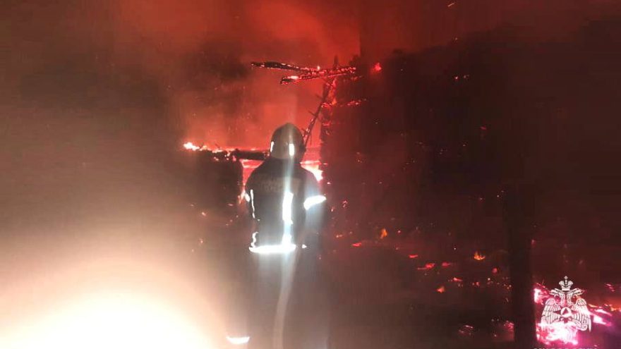 Ночью в Тверской области несколько часов тушили жилой дом