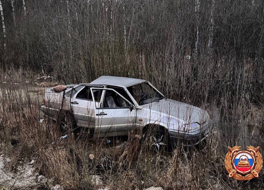 В Тверской области Ваз перевернулся на дороге