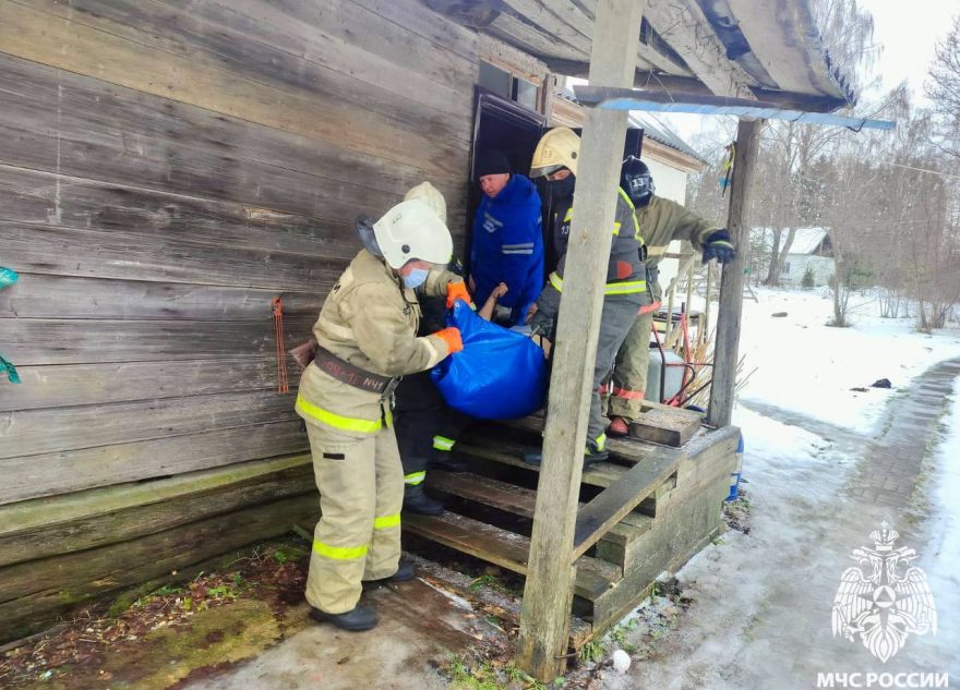 В Тверской области пожарные помогли медикам перенести маломобильного пациента В Тверской области пожарные помогли медикам перенести маломобильного пациента