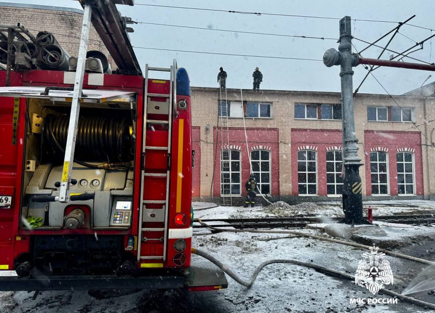 В Твери ликвидировали пожар в здании ремонтного депо