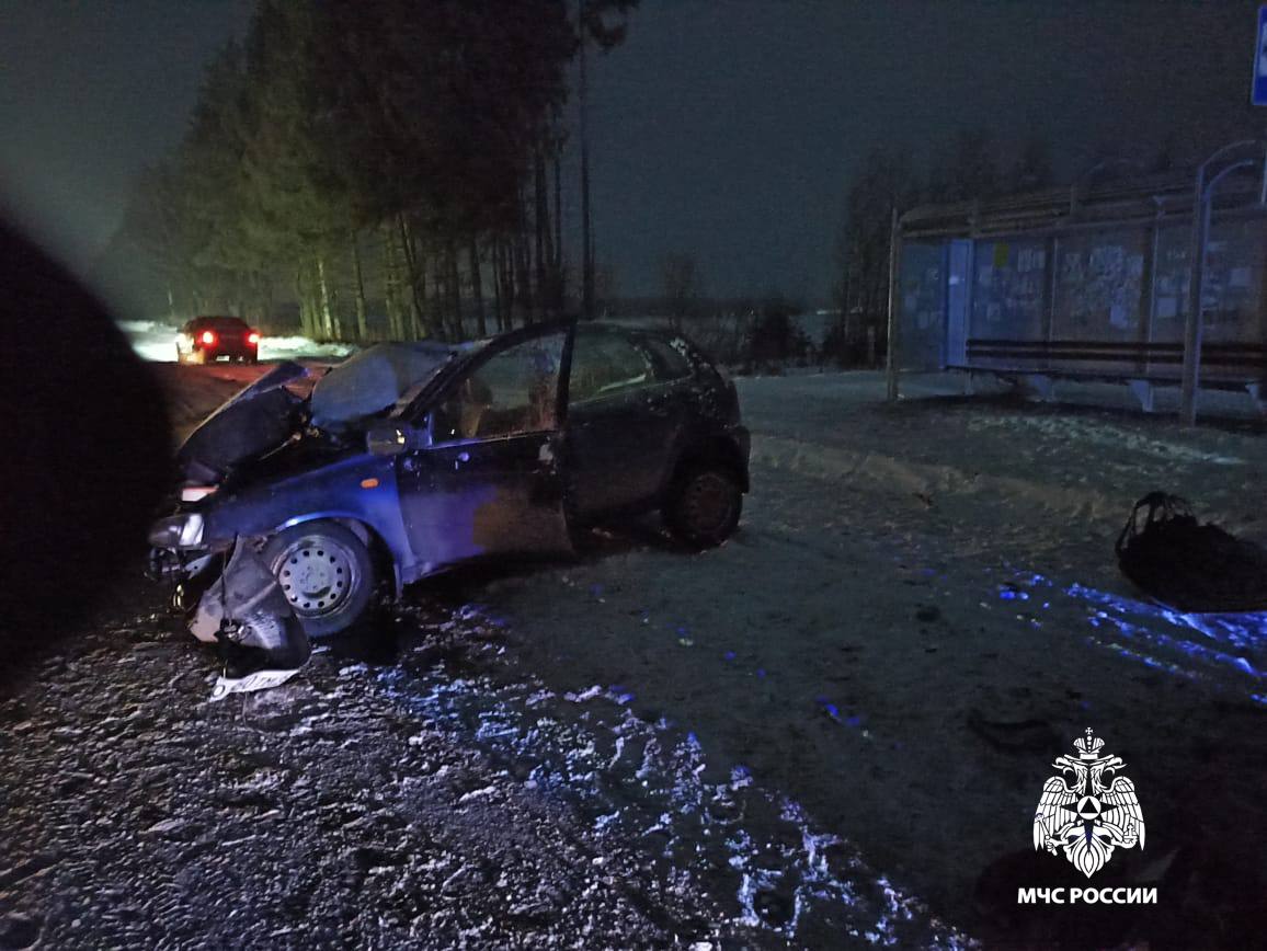 В Тверской области пожарные вызволили мужчину из искорёженного автомобиля