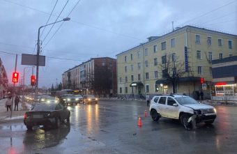 Женщину доставили в больницу после столкновения "Ауди" и "Рено" в Твери Женщину доставили в больницу после столкновения "Ауди" и "Рено" в Твери