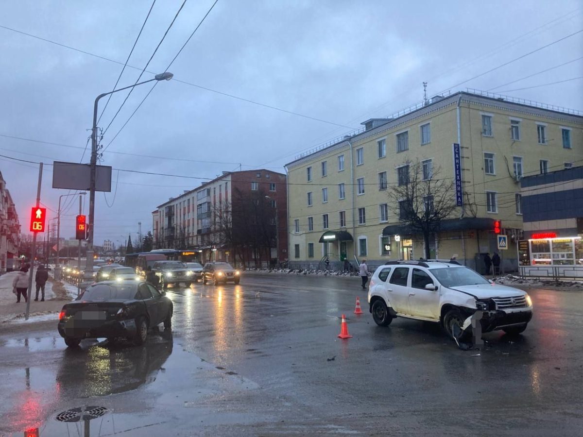 Женщину доставили в больницу после столкновения "Ауди" и "Рено" в Твери